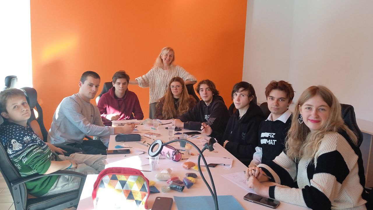 У мультимедійній майстерні тривала робота над анімаційним кліпом у змішаній техніці малювання вовною у співпраці з дитячою студією анімації Поні Мая - керівник студії Феофанова Євгенія